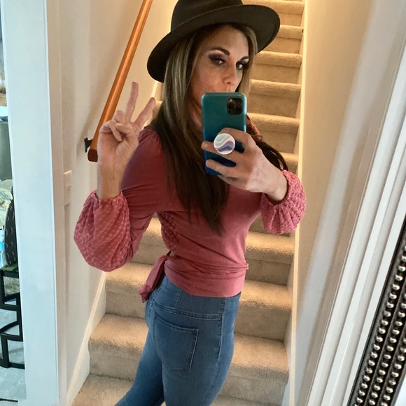 Meet your Posher, Tracy - Picture 2 of 2